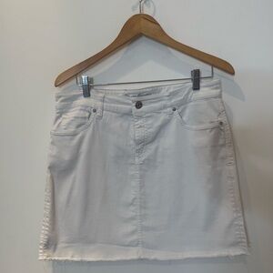 Tommy Bahama Ella twill white Jean skirt. Size 12.
(would fit a tall 10 too)